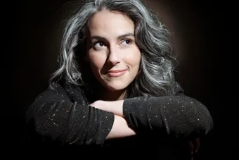 A portrait of Clarice Assad
