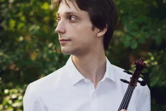 Wilhelm Magner holdig a viola 